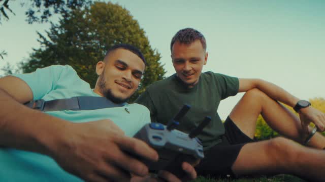 Nouveau jouet, nouvelles perspectives. 🚁
On continue d’affûter notre technique dans la joie et la bonne humeur. ☀️
Merci pour toute la force que vous nous envoyez. La rentrée approche… et on arrive plus fort que jamais. 👀
__
#dronedji #djiair3s #sonyfx3 #cinematic #fx3